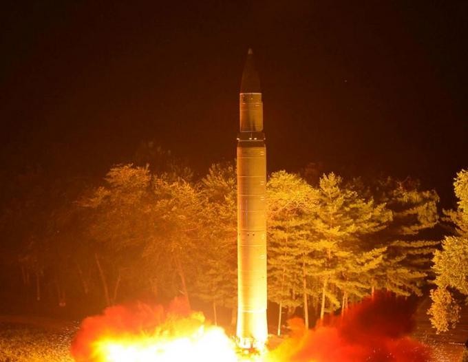 Tên lửa đạn đạo xuyên lục địa Hwasong-14 Triều Tiên. Ảnh: Reuters.