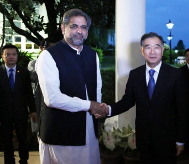 Ngày 13/8/2017, Thủ tướng Pakistan Shahid Khaqan Abbasi tiếp Phó Thủ tướng Trung Quốc Uông Dương. Ảnh: Tân Hoa xã.