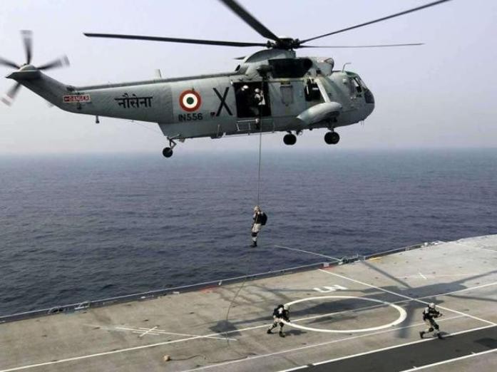 Máy bay trực thăng săn ngầm Sea King của hải quân Ấn Độ. Ảnh: Hindustan Times