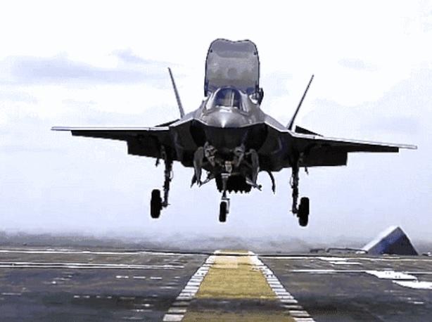Máy  bay chiến đấu tàng hình F-35B hạ cánh thẳng đứng trên tàu chiến Mỹ. Ảnh: Cankao.