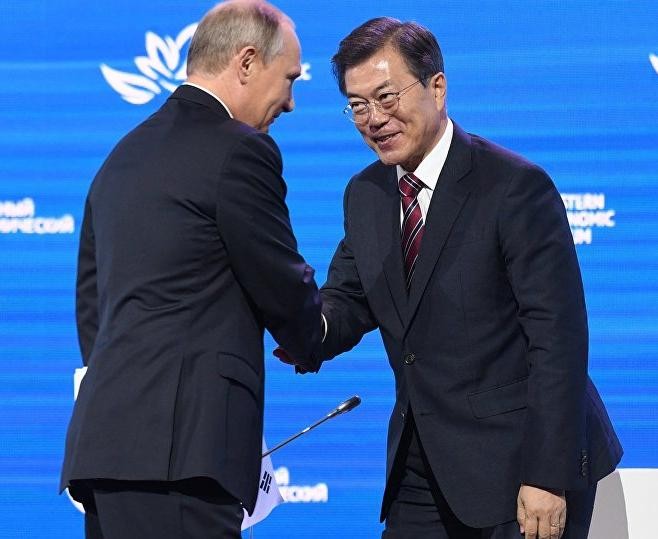 Tổng thống Nga Vladimir Putin và Tổng thống Hàn Quốc Moon Jae-in. Ảnh: En Son Haber.