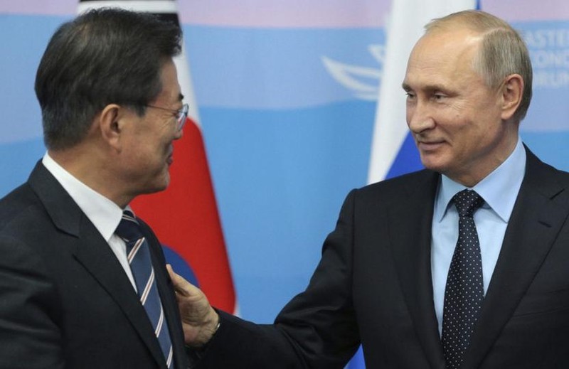 Tổng thống Hàn Quốc Moon Jae-in và Tổng thống Nga Vladimir Putin. Ảnh: Toronto Star.
