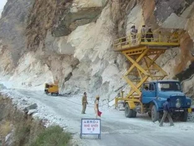 Những năm gần đây, Ấn Độ đẩy nhanh xây dựng đường sá ở khu vực Tuyến kiểm soát thực tế biên giới Trung - Ấn. Ảnh: Sina.