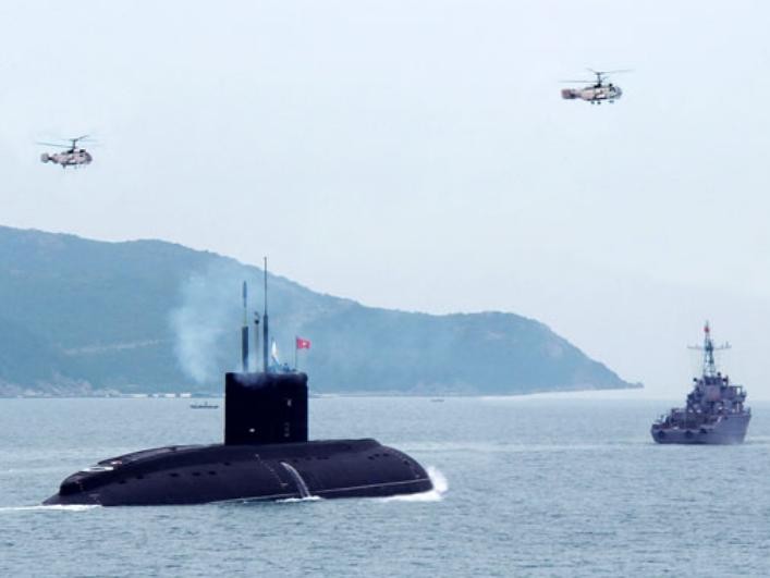 Tàu ngầm lớp Kilo và máy bay trực thăng săn ngầm của Hải quân Việt Nam trên vịnh Cam Ranh.