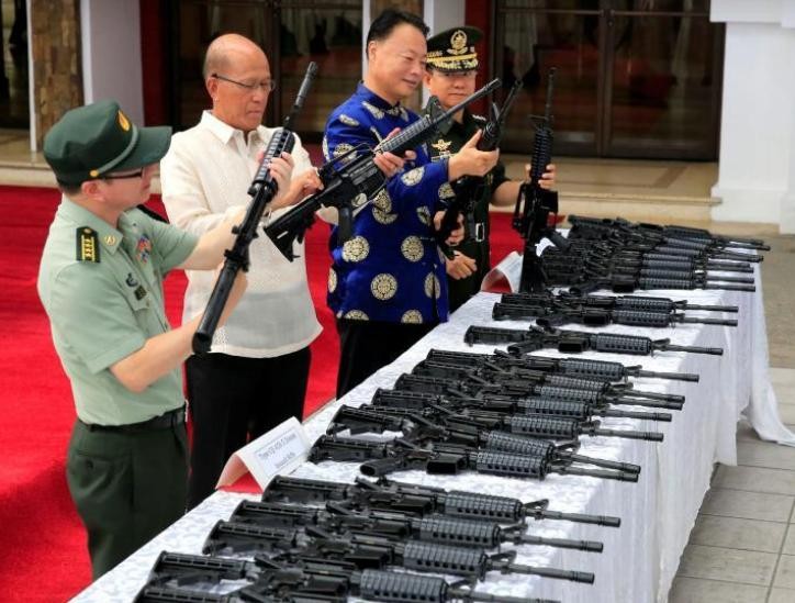 Ngày 5/10/2017, Philippines tiếp nhận lô vũ khí thứ hai của Trung Quốc. Ảnh: Zaobao.