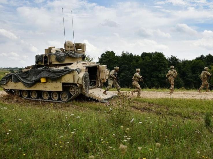 Một tổ xe chiến đấu bộ binh M2 của lực lượng chiến đấu lữ đoàn thiết giáp 3, sư đoàn bộ binh 4, quân đội Mỹ tiến hành diễn tập. Ảnh: Cankao.