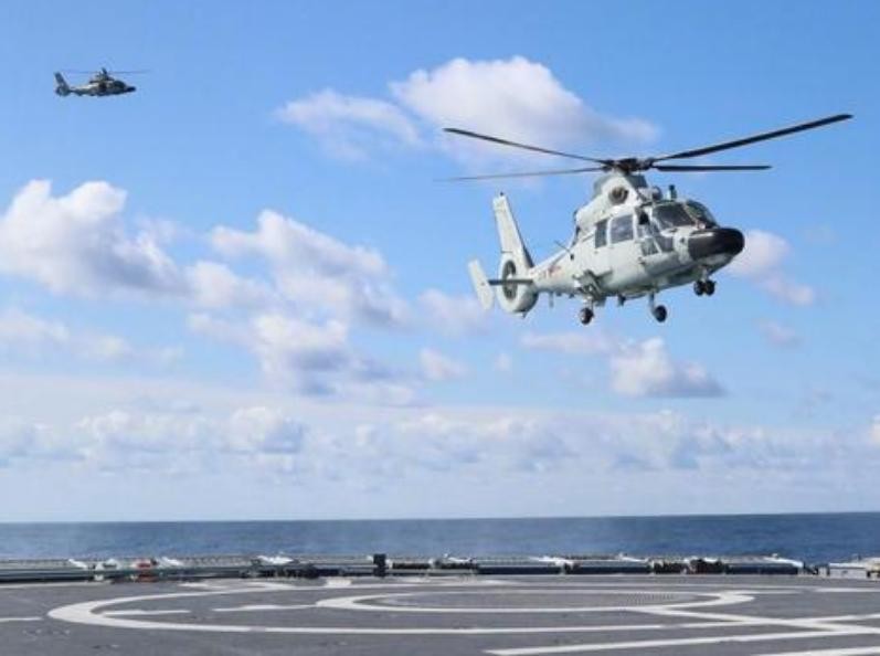 Tàu khu trục Type 052 Trung Quốc có thể mang theo 2 máy bay trực thăng săn ngầm Z-9C/D. Ảnh: Sina.