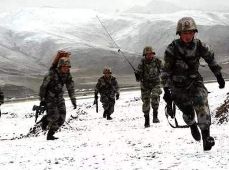 Binh sĩ Trung Quốc huấn luyện trên cao nguyên. Ảnh: Sina.