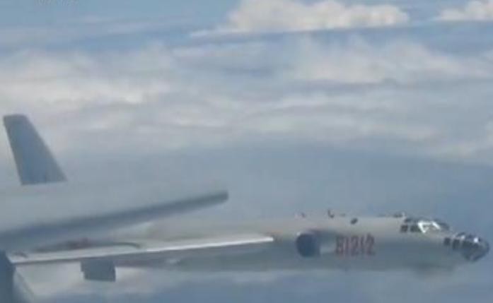 Máy bay ném bom Trung Quốc tiến hành huấn luyện dài ngày trên nhiều vùng biển. Ảnh: Sina.