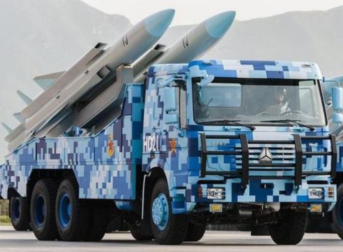 Tên lửa hành trình chống hạm siêu âm YJ-12 Trung Quốc trong lễ duyệt binh. Ảnh: Sina.