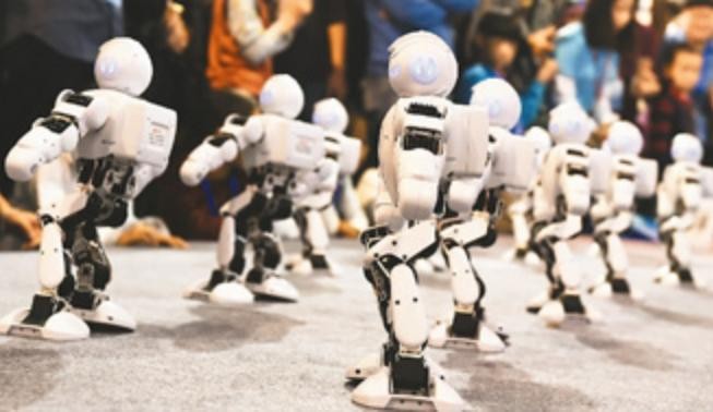 Tờ Nhân Dân nhật báo Trung Quốc tháng 5/2017 cho rằng Trung Quốc có thể dẫn trước thế giới về trí tuệ nhân tạo. Trong hình là người máy được Trung Quốc trưng bày tại một triển lãm. Ảnh: Xinhuanet.