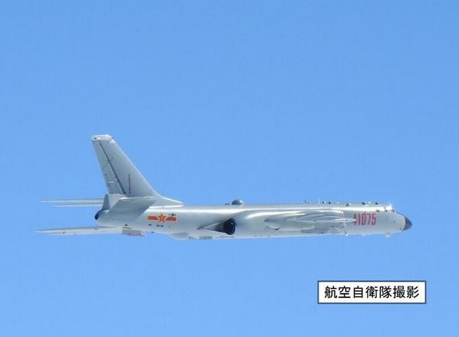 Ngày 23/11/2017, máy bay ném bom H-6K Trung Quốc bay ở vòng qua các vùng biển xung quanh Đài Loan gồm eo biển Miyako, eo biển Bashi và đến Biển Đông. Ảnh: QQ.