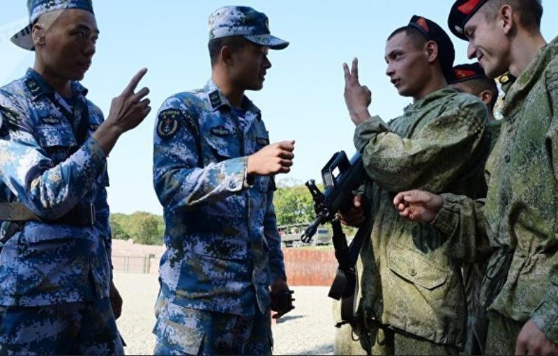 Binh sĩ Trung Quốc và Nga. Ảnh: Sputnik.