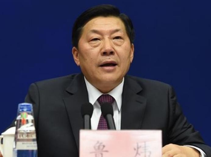 Phó Trưởng ban tuyên truyền Đảng Cộng sản Trung Quốc ông Lỗ Vĩ ngã ngựa. Ảnh: Caixin.