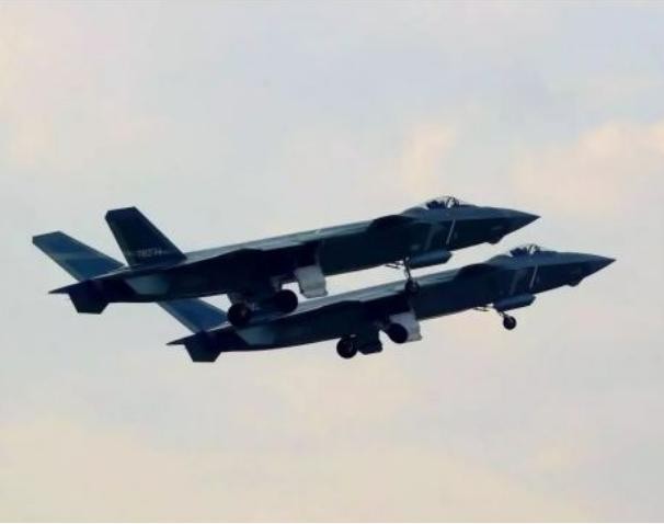 Máy bay chiến đấu J-20 không quân Trung Quốc tiến hành huấn luyện bay. Ảnh: Sina.