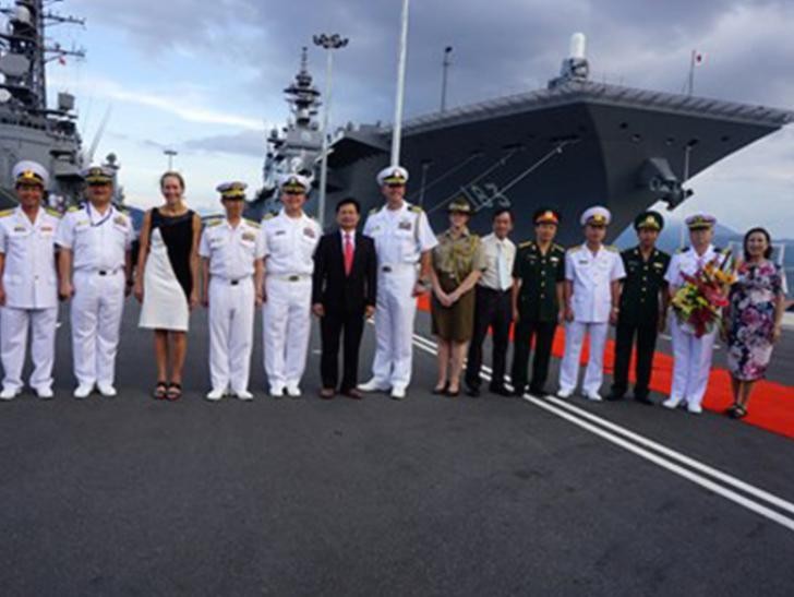 Tàu sân bay trực thăng Izumo Nhật Bản cập cảng Cam Ranh, Việt Nam ngày 20/5/2017.