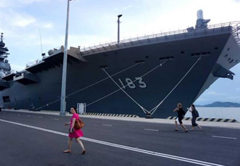 Tàu sân bay trực thăng Izumo Nhật Bản cập cảng Cam Ranh, Việt Nam ngày 20/5/2017.