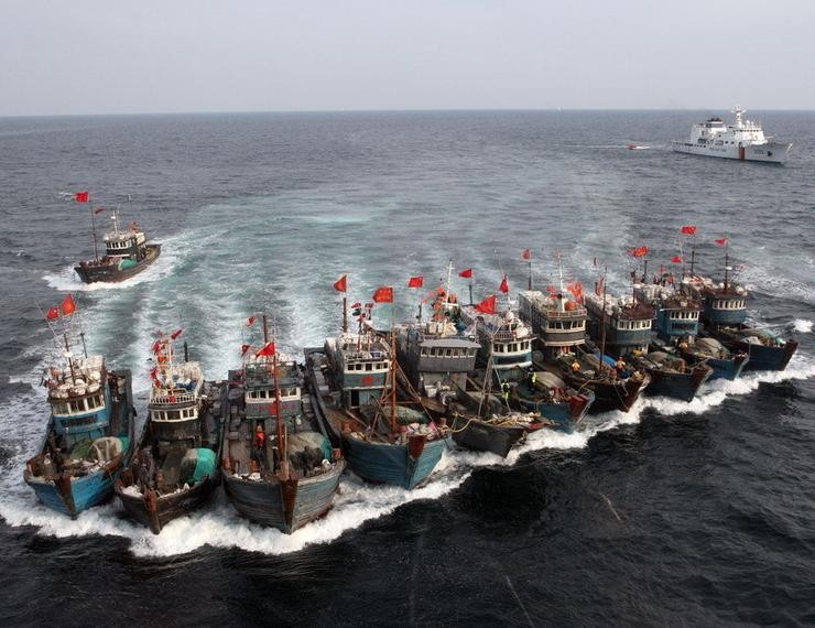 Cảnh sát biển Hàn Quốc kiên quyết tấn công hành vi đánh bắt phi pháp và chống trả bạo lực của tàu cá Trung Quốc. Ảnh: QQ.