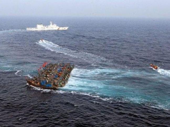 Cảnh sát biển Hàn Quốc kiên quyết tấn công hành vi đánh bắt phi pháp và chống trả bạo lực của tàu cá Trung Quốc. Ảnh: Sohu.