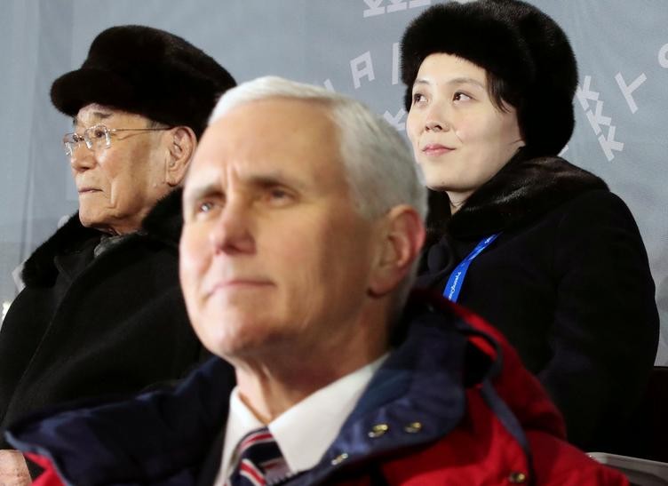 Ngày 9/2/2018, tại Lễ khai mạc Olympics Pyeongchang ở Hàn Quốc, Phó Tổng thống Mỹ Mike Pence ngồi phía trước Chủ tịch Quốc hội Triều Tiên Kim Jong-nam và bà Kim Yo-jong, em gái nhà lãnh đạo Triều Tiên Kim Jong-un. Ảnh: The Japan Times.