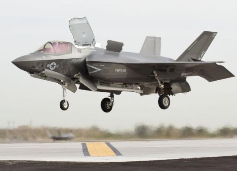 Nhật Bản đã đặt mua máy bay chiến đấu tàng hình F-35A và F-35B (trong hình) của Mỹ. Ảnh: Cankao.