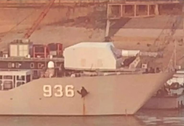 Hình ảnh này được cho là tàu đổ bộ Hải Dương Trung Quốc lắp pháo điện từ. Ảnh: Cankao.