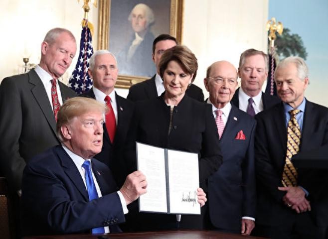 Chính quyền Tổng thống Mỹ Donald Trump ngày càng có tính "diều hâu" hơn. Ảnh: Aboluowang.