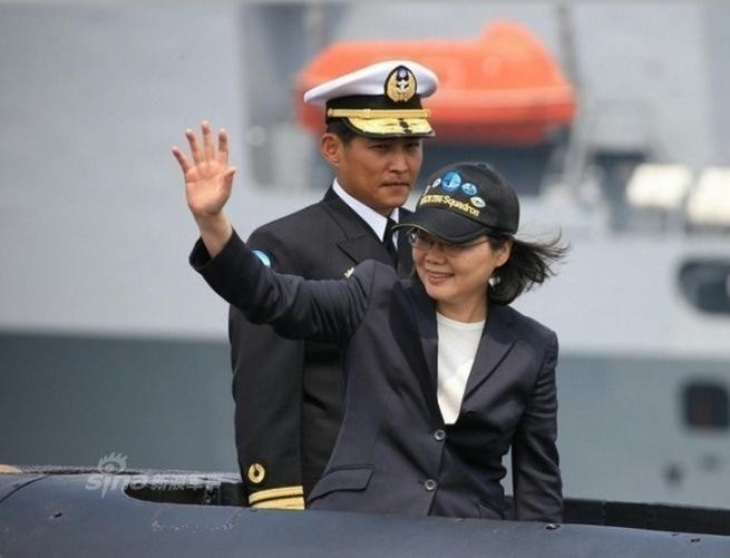 Nhà lãnh đạo Đài Loan, bà Thái Anh Văn thị sát lực lượng tàu ngầm Đài Loan. Ảnh: Sina.