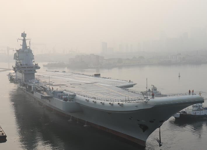 Tàu sân bay tự chế Type 001A Trung Quốc lần đầu tiên chạy thử trên biển. Ảnh: Xinhuanet.