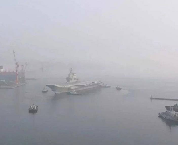 Tàu sân bay tự chế đầu tiên Type 001A chạy thử trên biển từ ngày 13 - 18/5/2018. Ảnh: QQ