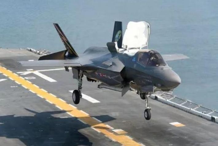 Máy bay chiến đấu tàng hình F-35B có khả năng cất, hạ cánh thẳng đứng. Ảnh: Sina.