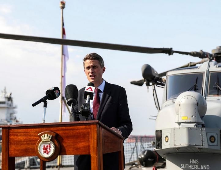 Ngày 3/6/2018, Bộ trưởng Quốc phòng Anh Gavin Williamson phát biểu trên tàu khu trục săn ngầm HMS Sutherland ở Singapore. Ảnh: The Telegraph.