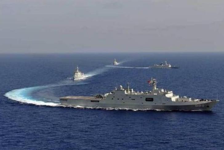 Biên đội huấn luyện biển xa của Hạm đội Nam Hải, hải quân Trung Quốc. Trong biên đội này có tàu đổ bộ Type 071 đi đầu. Ảnh: Sina.