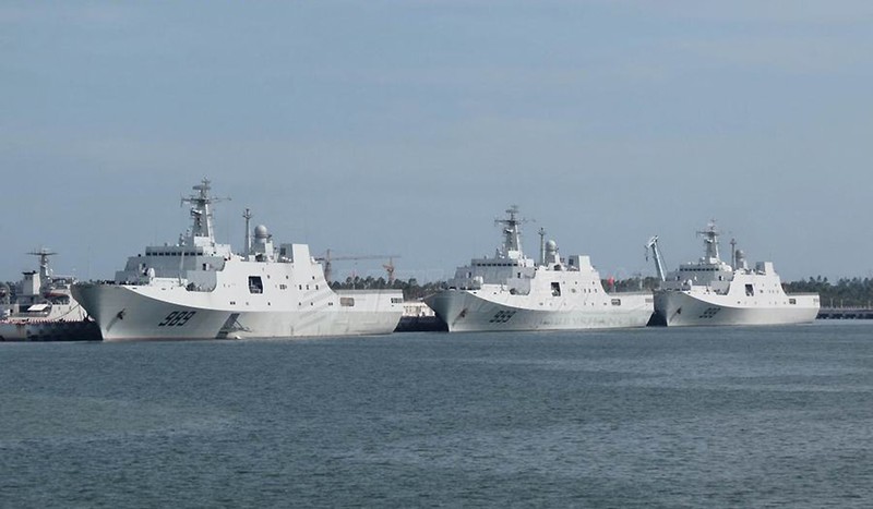 Ba tàu đổ bộ cỡ lớn Type 071 của Hạm đội Nam Hải, hải quân Trung Quốc. Ảnh: Qianlong. Ba tàu đổ bộ cỡ lớn Type 071 của Hạm đội Nam Hải, hải quân Trung Quốc. Ảnh: Qianlong.