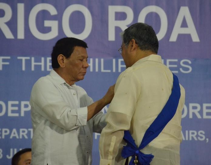 Tổng thống Philippines Rodrigo Duterte trao thưởng cho những nhà ngoại giao xuất sắc Philippines. Ảnh: Twitter.