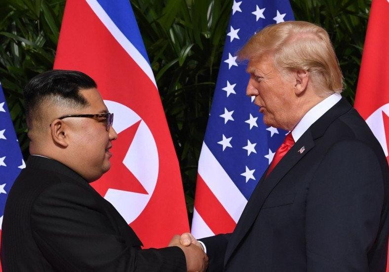 Nhà lãnh đạo Triều Tiên Kim Jong-un và Tổng thống Mỹ Donald Trump có cuộc hội đàm lịch sử tại Singapore ngày 12/6/2018. Ảnh: SCMP.