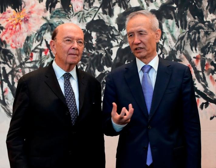 Trung Quốc và Mỹ đã tiến hành nhiều hoạt động trao đổi cấp cao về thương mại, nhưng hầu như chưa có hiệu quả. Trong hình là Bộ trưởng Thương mại Mỹ Wilbur Ross và Phó Thủ tướng Trung Quốc Lưu Hạc. Ảnh: The New York Times.