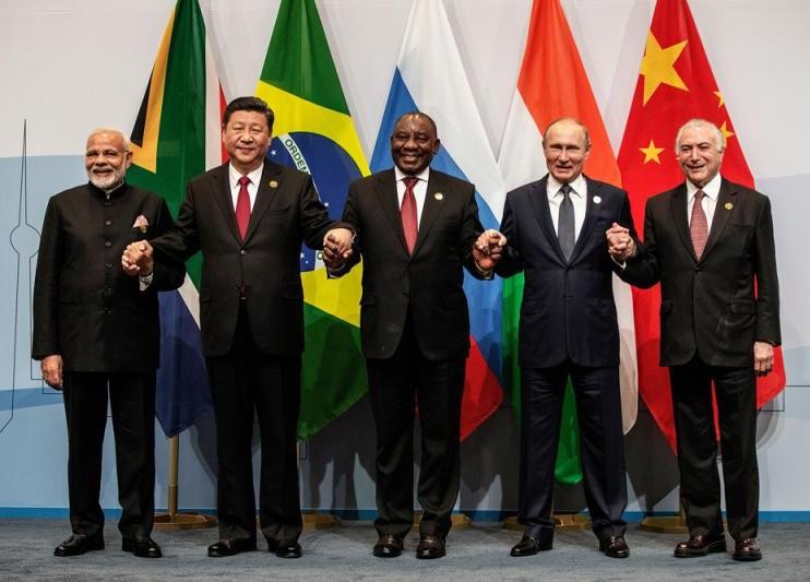 Trung Quốc đang tìm kiếm không gian ứng phó với chiến tranh thương mại do Mỹ phát động. Trong hình là Hội nghị thượng đỉnh BRICS lần thứ 10 được tổ chức ở Nam Phi ngày 26/7/2018, có sự tham dự của Chủ tịch Trung Quốc Tập Cận Bình (đứng thứ hai từ trái sang). Ảnh: AFP.