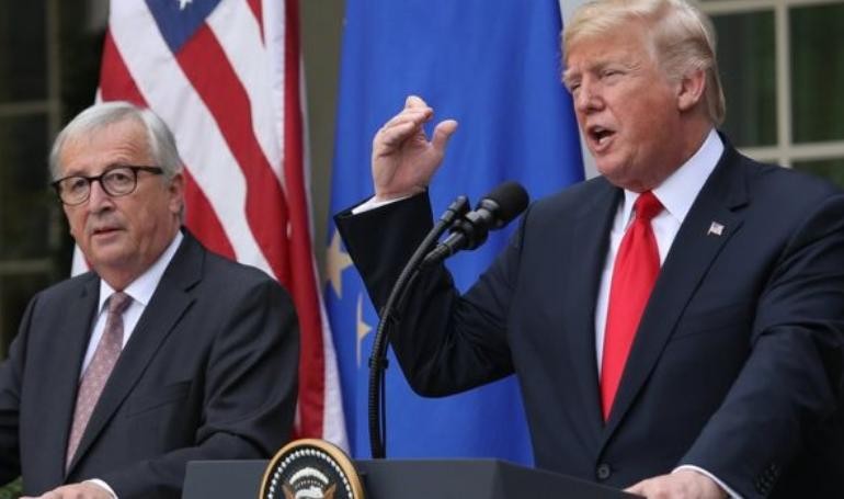 Ngày 25/7/2018, Chủ tịch Ủy ban châu Âu (EC) Jean Claude Juncker và Tổng thống Mỹ Donald Trump đã đạt được thỏa thuận nhượng bộ thương mại, gây nghi ngờ Mỹ sẽ cùng đồng minh tiến hành chiến tranh thương mại với Trung Quốc. Ảnh: BBC.
