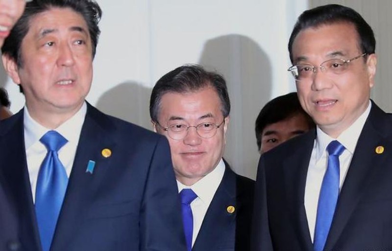 Nhà lãnh đạo của ba nước Đông Bắc Á lần lượt gồm Thủ tướng Nhật Bản Shinzo Abe, Tổng thống Hàn Quốc Moon Jae-in và Thủ tướng Trung Quốc Lỳ Khắc Cường. Ảnh: DW.