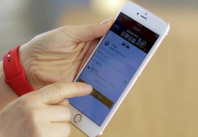 Hoạt động sản xuất, kinh doanh của hãng Apple Mỹ có thể bị ảnh hưởng lớn từ chiến tranh thương mại Trung - Mỹ. Ảnh: Telegraph. Hoạt động sản xuất, kinh doanh của hãng Apple Mỹ có thể bị ảnh hưởng lớn từ chiến tranh thương mại Trung - Mỹ. Ảnh: Telegraph.