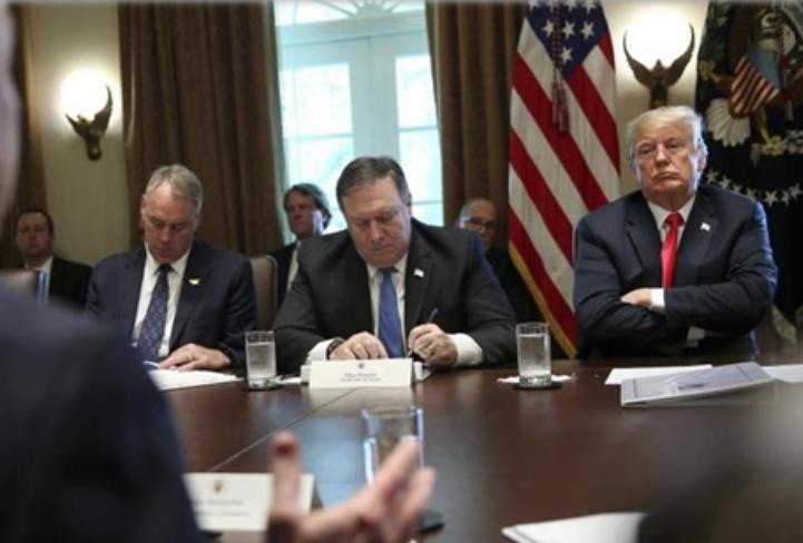 Tổng thống Mỹ Donald Trump (bên phải) trong một cuộc họp nội các Chính phủ Mỹ bàn về biện pháp chống Trung Quốc. Ảnh: Sina.