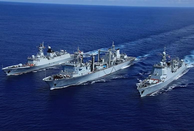 Tàu chiến Trung Quốc tiến hành tiếp tế trên biển. Ảnh: Sina. Tàu chiến Trung Quốc tiến hành tiếp tế trên biển. Ảnh: Sina.