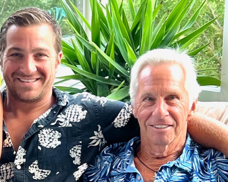 Cha con ông Doug (Ảnh: Bloomberg)