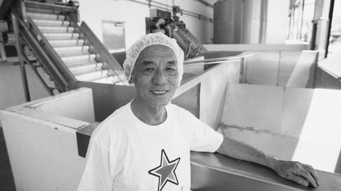 David Trần tại nhà máy của Huy Fong ở Irwindale, California năm 2014 (Ảnh: Forbes)