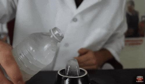 8 thí nghiệm khoa học đơn giản nhưng khá thú vị bạn có thể thử làm tại nhà - Ảnh 7