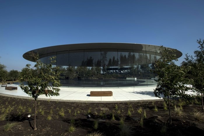 Nhân viên tại trụ sở mới của Apple liên tục 'lao đầu' vào kính - Ảnh 2