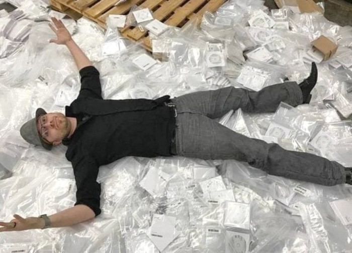 Anh chàng tái chế rác điện tử thành 28 ngàn chiếc đĩa cài Windows có nguy cơ bị ngồi tù - Ảnh 2