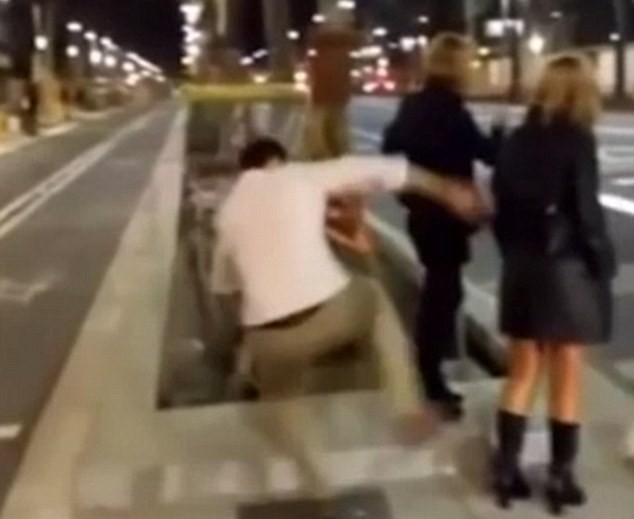 Làm video đá ngã người phụ nữ, Youtuber bị phạt hơn 70 ngàn USD - Ảnh 2