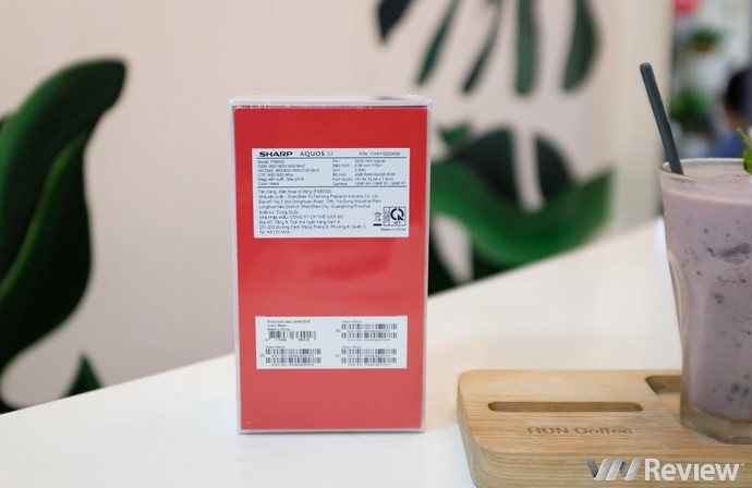 Cận cảnh Sharp Aquos S3 đầu tiên tại Việt Nam: màn tai thỏ 6 inch, Snapdragon 630, giá dự kiến 11 triệu đồng - Ảnh 2